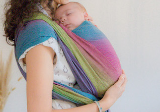 maman qui porte son bébé, apprendre à porter son bébé