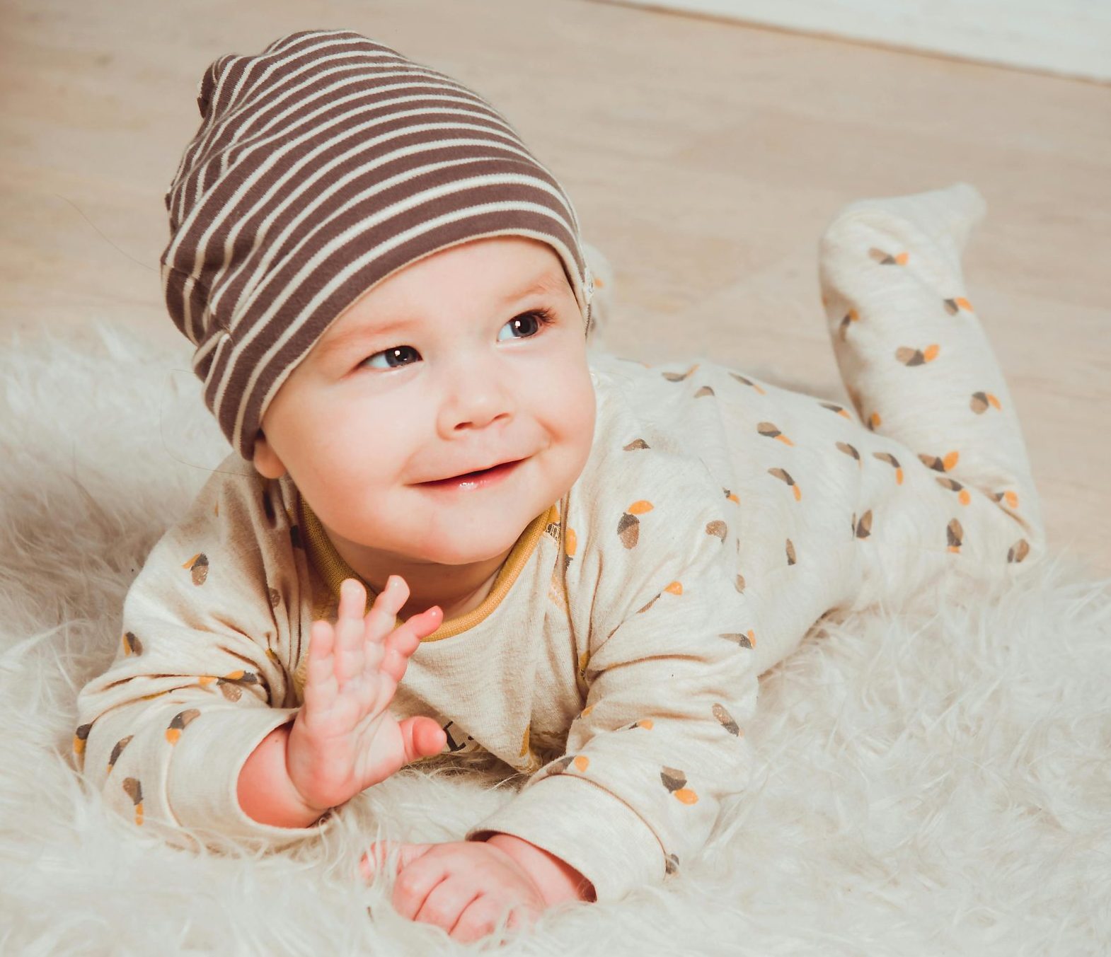 une enfant fait un signe avec sa main, apprentissage des signes bébé